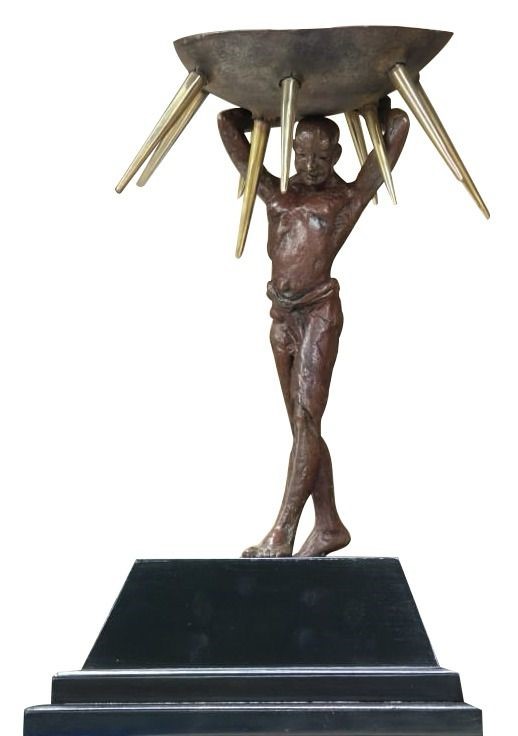 Aakriti Art Gallery Unveils Unique Artistic Trophy at RWITC’s Indian Racing Carnival 2025